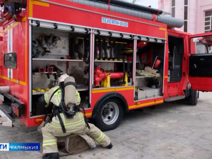 В Элисте огнеборцы провели пожарно-тактические учения.