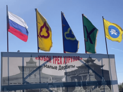 В Малых Дербетах проходит открытый турнир по национальной борьбе Бөк бәрлдән «Кубок трех хурулов»