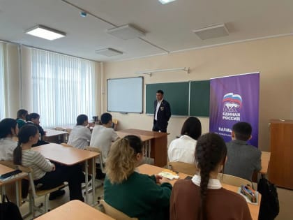 Очир Халгаев провел урок мужества для школьников