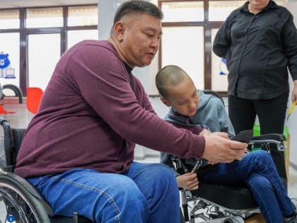 В Штабе общественной поддержки благотворительный фонд «Дари Добро» вручил инвалидные коляски юным параспортсменам