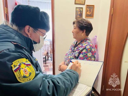 Инспекторы МЧС рассказали жителям столицы Калмыкии о пожарной безопасности