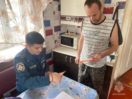 В Яшалтинском районе сотрудники МЧС Калмыкии установили дымовые пожарные извещатели