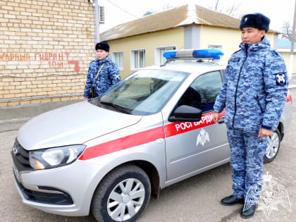 В Калмыкии росгвардейцы пришли на помощь жильцам дома, где вспыхнул пожар