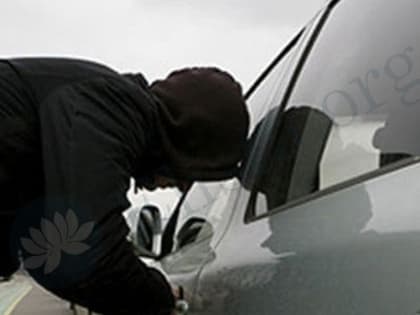 В Яшкульском районе обокрали автомобиль