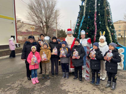 Полицейский Дед Мороз продолжает поздравлять детей из Калмыкии