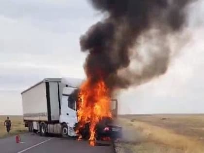В дорожной аварии в Черноземельском районе погибли 2 человека