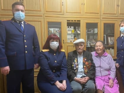 Сотрудники регионального следственного управления поздравили с Новым годом ветерана Великой Отечественной войны Анатолия Борисовича Тепшинова