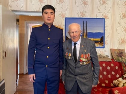 Ветераны Великой Отечественной войны Петр Леонтьевич Леонтьев и Николай Иванович Ищенко принимают поздравления