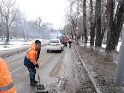 На столичной улице приступили к ямочному ремонту