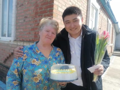 В Яшалтинском районе поздравили женщин с наступающим 8 марта