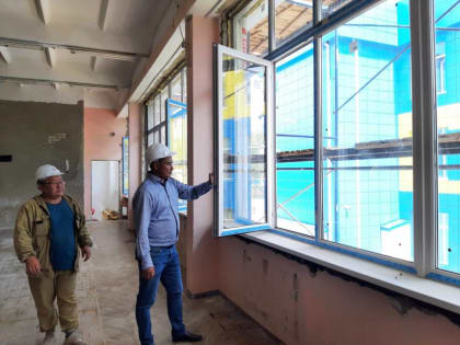 Очир Халгаев провел мониторинг капитального ремонта Элистинской многопрофильной гимназии