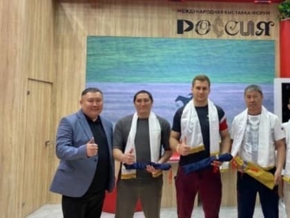 Стенд Калмыкии на выставке «Россия» посетил Мингиян Семенов