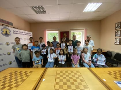 При поддержке Совета сторонников Единой России в Калмыкии прошел блиц-турнир по шахматам