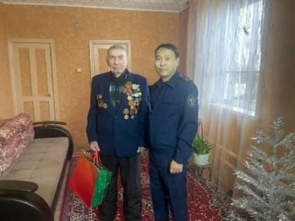 Сотрудники Следкома Калмыкии поздравили ветерана с Новым годом