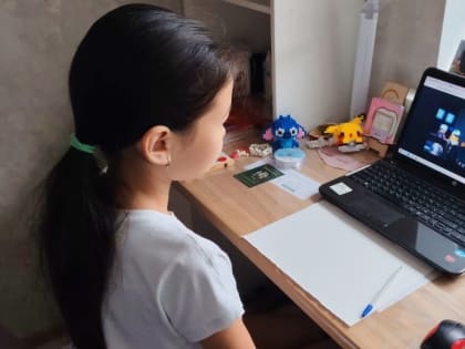 Школьники Калмыкии проходят обучение в дистанционном режиме