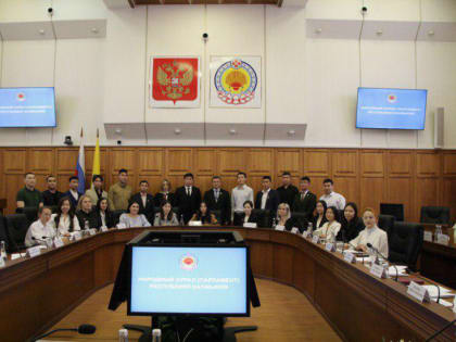 В Калмыкии прошло первое заседание молодежной палаты при Народном Хурале