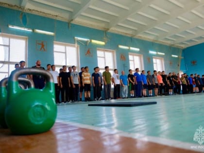 В МЧС Калмыкии состоялись соревнования по гиревому спорту