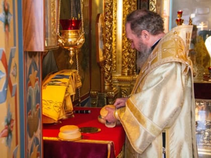 В день памяти святителей Василия Великого, Григория Богослова и Иоанна Златоустого архиепископ Юстиниан совершил Литургию в Казанском соборе Элисты