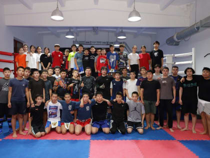 Глава Калмыкии Бату Хасиков встретился с юными кикбоксерами