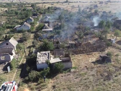 Пожарные Калмыкии ликвидировали пожар в дачном поселке