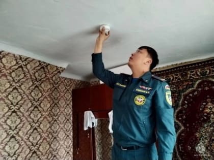 В домах Калмыкии продолжается установка автономных дымoвых пoжарных извещателей