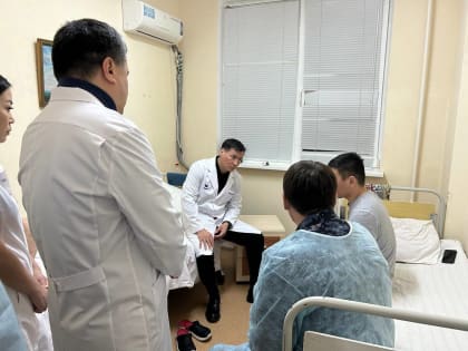 Росгвардейца, получившего серьезные травмы при осмотре дома в Элисте, переводят в федеральную клинику