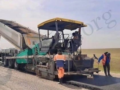 В Калмыкии продолжается ремонт автодороги Яшкуль – Комсомольский – Артезиан