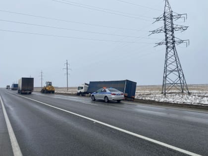 На 307 километре федеральной автодороги Р-216 "Астрахань-Элиста-Ставрополь" 48-летний житель города Санкт-Петербург на грузовике "Скания" не справился с управле
