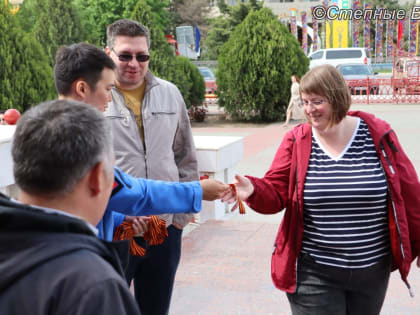 Жителям столицы Калмыкии раздают георгиевские ленты