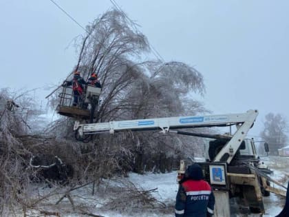 В северных районах Калмыкии энергетики восстанавливают электроснабжение