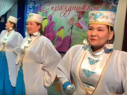 Учащиеся Яшкульской школы-интерната Калмыкии исполнили для женщин любимые песни