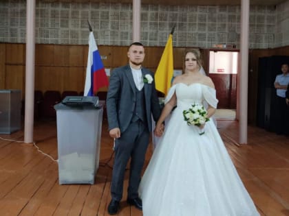 Молодожены исполняют гражданский долг на выборах в Калмыкии