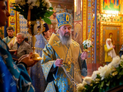 В канун Благовещения архиепископ Юстиниан всенощное бдение в Казанском соборе Элисты