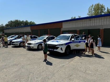 Школьники Калмыкии посетили подразделение госавтоинспекции