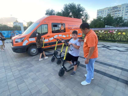 В Элисте прошел урок на открытом воздухе по правилам использования электросамокатов