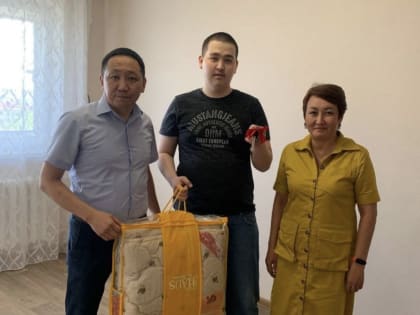 Элистинцу из льготной категории вручили ключи от квартиры из государственного жилфонда