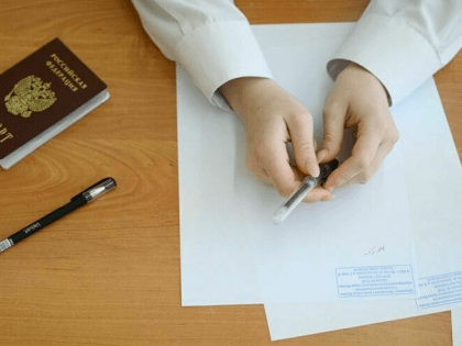 Сегодня выпускники сдают экзамен по русскому языку , это обязательный предмет