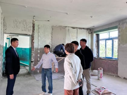 Партийцы проверили ход работ в школе Целинного района