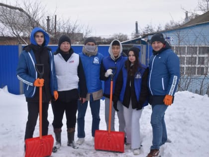 С заботой о старшем поколении: волонтеры помогли расчистить от снега дворы одиноких пожилых элистинцев