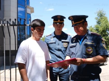 Сотрудники МЧС знакомят элистинцев  с правилами пожарной безопасности