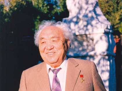 В Калмыкии любители поэзии соберутся у памятника Давиду Кугультинову