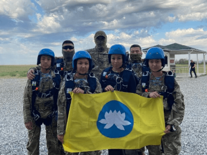 Полицейские Калмыкии организовали для детей прыжки с парашютом