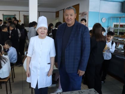 Олег Пюрбеев проверил организацию горячего питания и оценил качество питания школьников