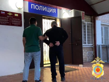 Полицейские Калмыкии задержали курьера мошенников из Волгограда