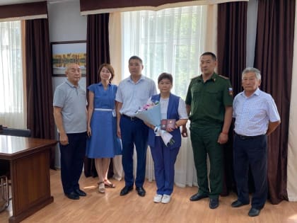 Жителя Калмыкии наградили за службу в зоне СВО