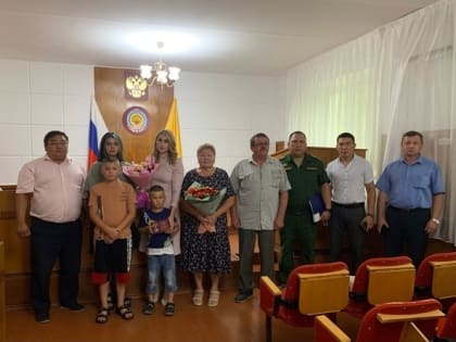 В муниципалитете Калмыкии семье погибшего участника СВО вручили орден Мужества