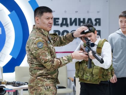 В Штабе общественной поддержки прошла выставка, посвященная Дню Защитника Отечества