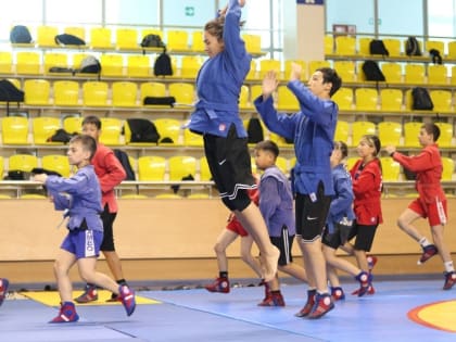 В Ойрат-Арене прошла тренировка Гульфии Мухтаровой с юными самбистами