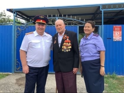 Сотрудники следственного управления поздравили ветерана с днем рождения