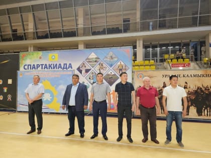 В Элисте стартовал турнир по волейболу среди госслужащих